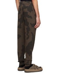 dunkelbraune Camouflage Jogginghose von Études