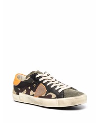 dunkelbraune Camouflage Segeltuch niedrige Sneakers von Philippe Model Paris