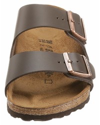 dunkelbraune flache Sandalen aus Leder von Birkenstock