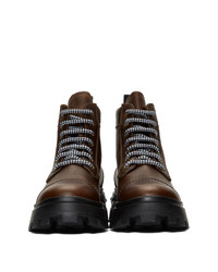 dunkelbraune flache Stiefel mit einer Schnürung aus Leder von Miu Miu