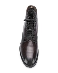dunkelbraune flache Stiefel mit einer Schnürung aus Leder von Officine Creative