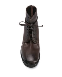 dunkelbraune flache Stiefel mit einer Schnürung aus Leder von Marsèll