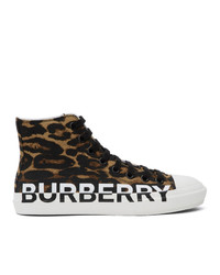 dunkelbraune hohe Sneakers aus Segeltuch mit Leopardenmuster von Burberry