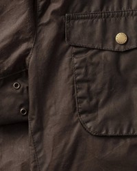 dunkelbraune Lederjacke mit einer kentkragen und knöpfen von Barbour