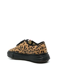 dunkelbraune niedrige Sneakers mit Leopardenmuster von Maison Mihara Yasuhiro