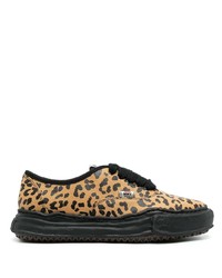dunkelbraune niedrige Sneakers mit Leopardenmuster von Maison Mihara Yasuhiro