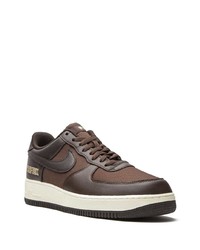 dunkelbraune niedrige Sneakers von Nike