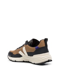 dunkelbraune niedrige Sneakers von Veja