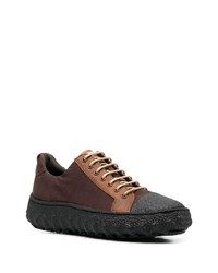 dunkelbraune niedrige Sneakers von Camper