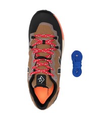 dunkelbraune niedrige Sneakers von Veja