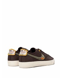 dunkelbraune niedrige Sneakers von Nike