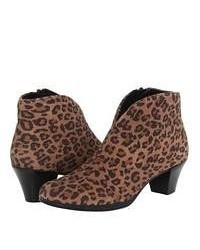 dunkelbraune Schuhe aus Wildleder mit Leopardenmuster