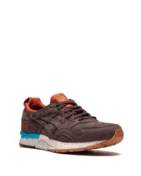 dunkelbraune Sportschuhe von Asics