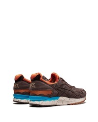 dunkelbraune Sportschuhe von Asics