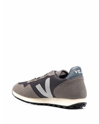 dunkelbraune Sportschuhe von Veja