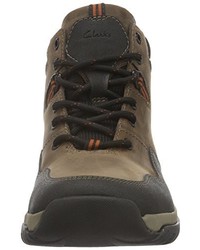 dunkelbraune Stiefel von Clarks