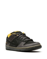 dunkelbraune Wildleder niedrige Sneakers von Nike