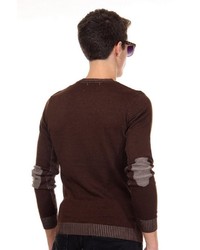 dunkelbrauner bedruckter Pullover mit einem Rundhalsausschnitt von R-NEAL