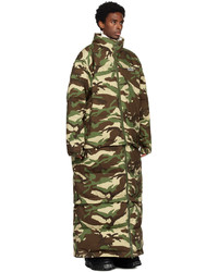 dunkelbrauner Camouflage Daunenmantel von Vetements