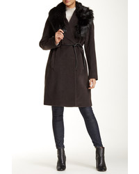 dunkelbrauner Mantel mit einem Pelzkragen
