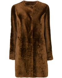dunkelbrauner Mantel mit einem Pelzkragen von Drome