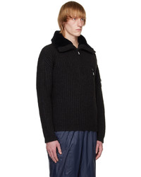 dunkelbrauner Pullover mit einem Reißverschluss am Kragen von Giorgio Armani