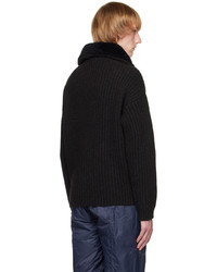 dunkelbrauner Pullover mit einem Reißverschluss am Kragen von Giorgio Armani