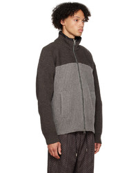 dunkelbrauner Pullover mit einem Reißverschluß von Sacai