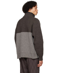 dunkelbrauner Pullover mit einem Reißverschluß von Sacai