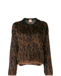 dunkelbrauner Pullover mit einem Rundhalsausschnitt mit Leopardenmuster