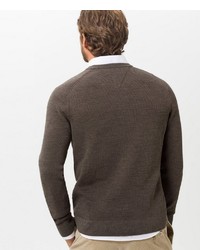 dunkelbrauner Pullover mit einem Rundhalsausschnitt von Brax