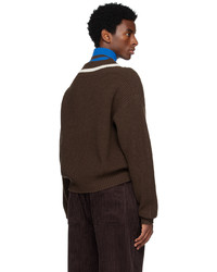 dunkelbrauner Pullover mit einem Rundhalsausschnitt von WYNN HAMLYN