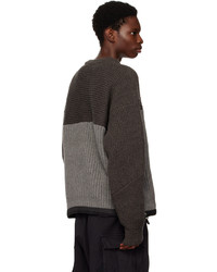 dunkelbrauner Pullover mit einem Rundhalsausschnitt von Sacai