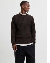 dunkelbrauner Pullover mit einem Rundhalsausschnitt von Jack & Jones