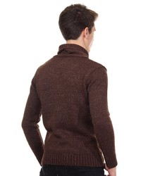 dunkelbrauner Pullover mit einem Schalkragen von R-NEAL