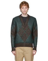 dunkelbrauner Pullover mit einem V-Ausschnitt mit Argyle-Muster