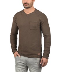 dunkelbrauner Pullover mit einem V-Ausschnitt von BLEND