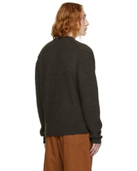 dunkelbrauner Pullover mit einem V-Ausschnitt von Lemaire