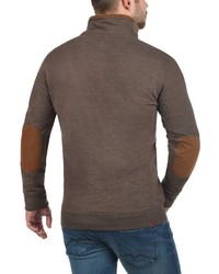 dunkelbrauner Pullover mit einem zugeknöpften Kragen von BLEND