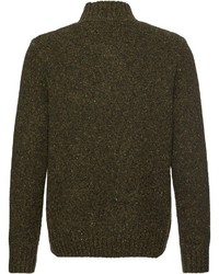 dunkelbrauner Pullover mit einem zugeknöpften Kragen von Highmoor