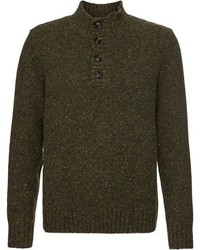 dunkelbrauner Pullover mit einem zugeknöpften Kragen von Highmoor