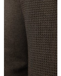 dunkelbrauner Pullover mit einem zugeknöpften Kragen von Solid