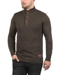 dunkelbrauner Pullover mit einem zugeknöpften Kragen von Solid