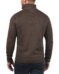 dunkelbrauner Pullover mit einem zugeknöpften Kragen von Solid