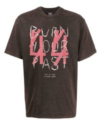 dunkelbraunes bedrucktes T-Shirt mit einem Rundhalsausschnitt von 44 label group