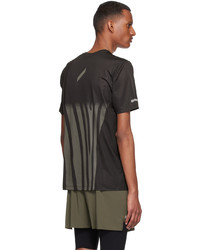 dunkelbraunes bedrucktes T-Shirt mit einem Rundhalsausschnitt von Soar Running