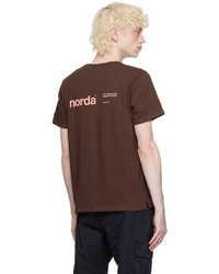 dunkelbraunes bedrucktes T-Shirt mit einem Rundhalsausschnitt von Norda