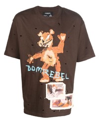dunkelbraunes bedrucktes T-Shirt mit einem Rundhalsausschnitt von DOMREBEL