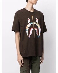 dunkelbraunes bedrucktes T-Shirt mit einem Rundhalsausschnitt von A Bathing Ape