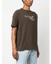 dunkelbraunes bedrucktes T-Shirt mit einem Rundhalsausschnitt von Pop Trading Company